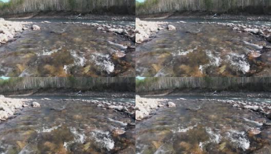 泉水清澈底的石岩，在山河坦尼克。高清在线视频素材下载