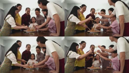 欢乐的多代亚裔华人家庭在农历新年期间欢唱高清在线视频素材下载
