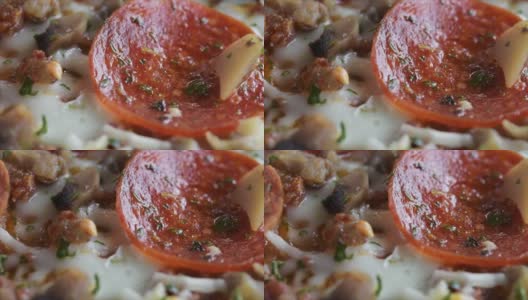 意大利辣香肠披萨，微距摄影的慢镜头高清在线视频素材下载