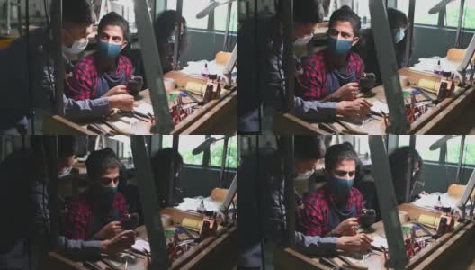 亚洲马来讲师展示在大学工作台上教他的中东男学生擦亮戒指高清在线视频素材下载