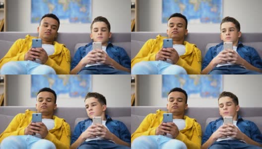 两个不同种族的男性青少年在网上冲浪，取代了现场交流高清在线视频素材下载