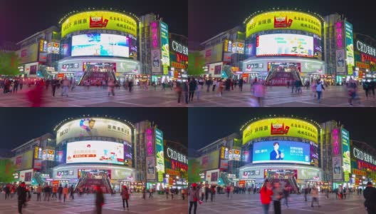 夜间时间照明长沙市中心著名的步行街拥挤的广场全景，时间跨度4k中国高清在线视频素材下载