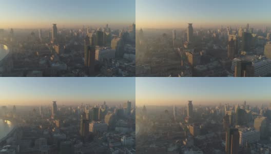 雾霾中的上海天际线。中国鸟瞰图。无人机向后飞行。远景高清在线视频素材下载
