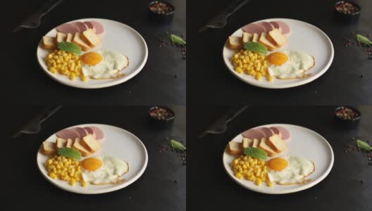 早餐煎蛋，芝士，香肠和玉米炒蛋的部分在桌子上提供健康餐零食配料俯视图拷贝空间文字食物背景乡村高清在线视频素材下载