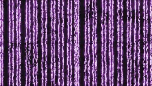 黑色背景上垂直的紫色激光束。火激光显示动画。80年代风格的光线。水平构图，4k视频质量高清在线视频素材下载
