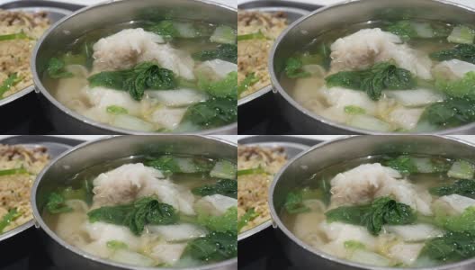 海鲜饺子汤的运动在餐厅内的桌子上与沉重的蒸汽高清在线视频素材下载