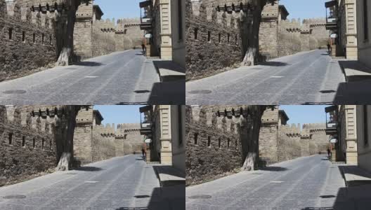 2017年5月9日，阿塞拜疆，巴库:巴库古城的城墙。游客们漫步在阿塞拜疆首都的风景中高清在线视频素材下载