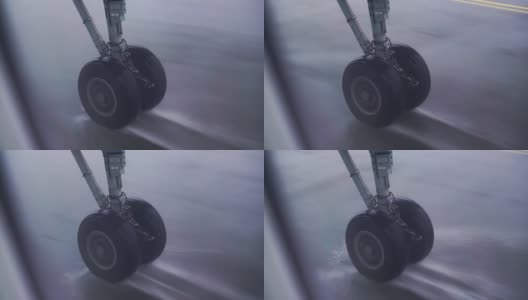 飞机起落架在大雨中滑行高清在线视频素材下载