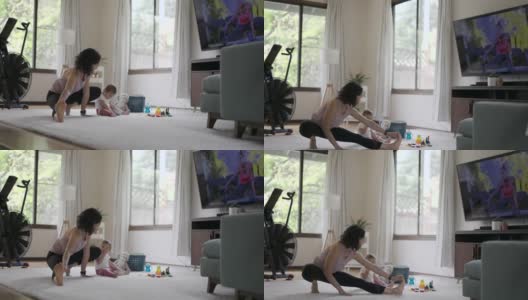 适合妈妈在家里拉伸她的宝宝玩耍高清在线视频素材下载