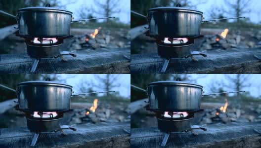 在营地里，平底锅是用煤气炉加热的高清在线视频素材下载