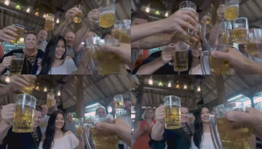 一群快乐的人们用啤酒杯欢呼和祝酒高清在线视频素材下载