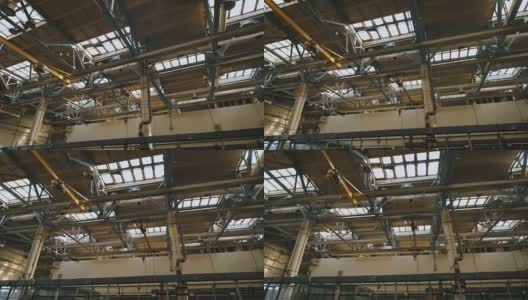制作前提有很高的天花板。许多金属结构、通风管道用于建筑施工。屋顶上的大采光窗白天用于照明高清在线视频素材下载