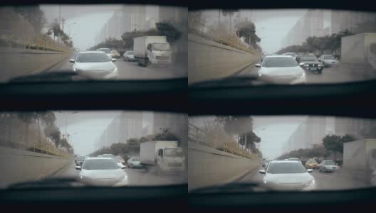 女子在高速公路上行驶，从汽车后窗观看高清在线视频素材下载