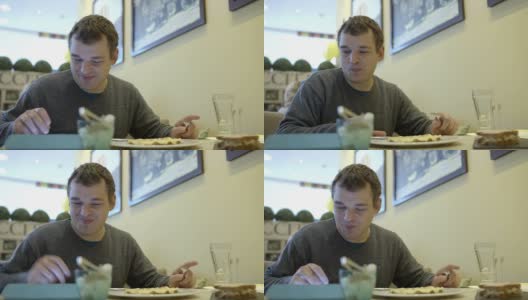 一个拿着触摸板的人在咖啡馆里吃饭高清在线视频素材下载