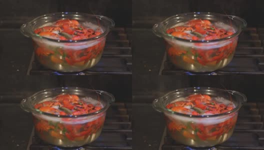在透明玻璃锅中烹煮小龙虾高清在线视频素材下载