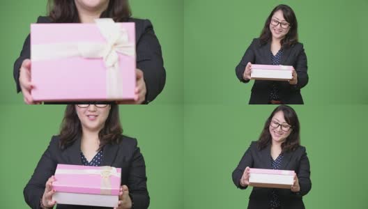 成熟美丽的亚洲女商人接受礼盒高清在线视频素材下载