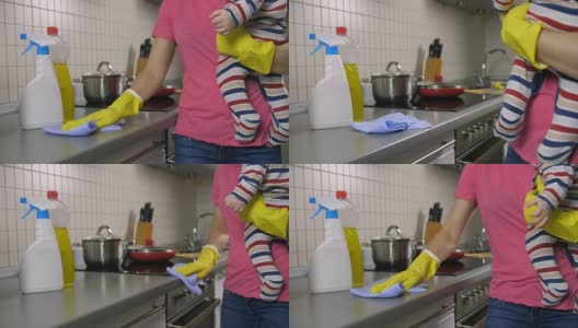 妈妈和宝宝在打扫厨房高清在线视频素材下载