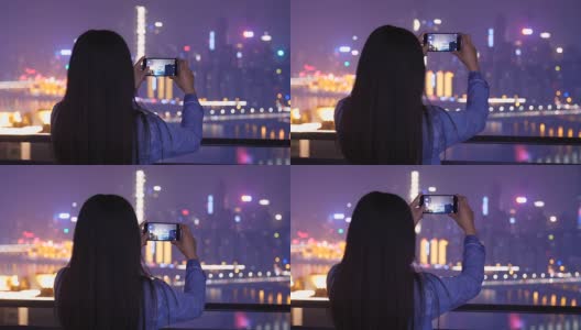 年轻女子在城市的夜晚拍照高清在线视频素材下载