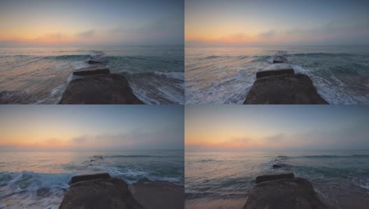 海面上日出，沙滩上飞溅的浪花在沙滩上跳舞高清在线视频素材下载