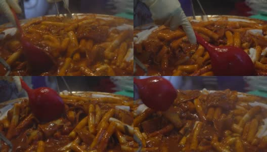 慢镜头韩国街头小吃摊贩与美味的七宝在釜山高清在线视频素材下载