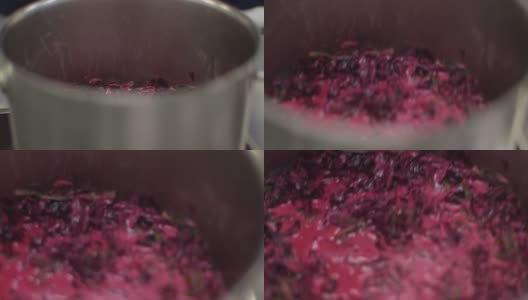 巧克力厨房-薄荷叶与干木槿叶混合搅拌，在奶油中煨制甘纳许高清在线视频素材下载