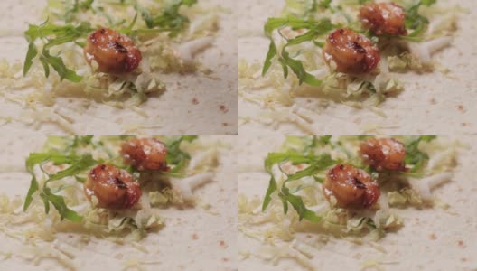 厨师把煮熟的虾放在莴苣叶上特写高清在线视频素材下载