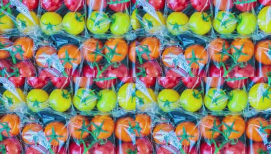 零售展示与新鲜的塑料包装的樱桃番茄高清在线视频素材下载