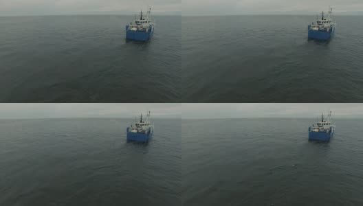 航拍的商业渔船拉拖网高清在线视频素材下载