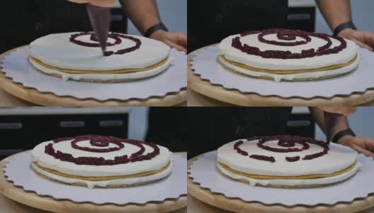 糕点师的手把果酱挤到带奶油的饼干上高清在线视频素材下载