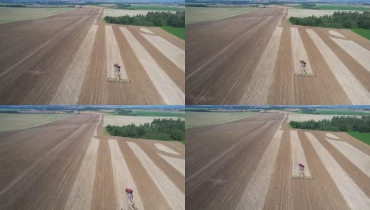 一辆带耙的大型履带式拖拉机在田里松散土壤。捷克领域的现代农业机械。高清在线视频素材下载