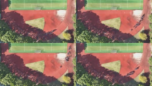 无人机鸟瞰图，学生在上海足球场奔跑高清在线视频素材下载