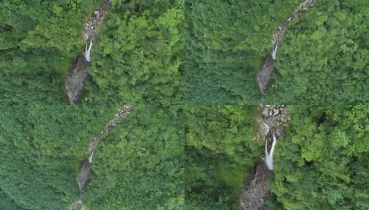 空中俯瞰山上的瀑布高清在线视频素材下载