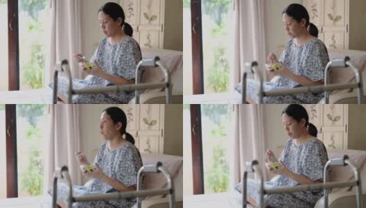 亚洲女性对健康食物感到不舒服高清在线视频素材下载