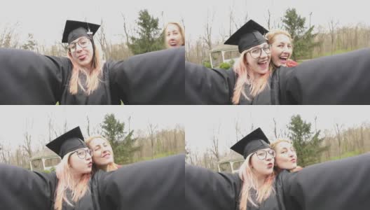 母亲和毕业的女儿滑稽的自拍高清在线视频素材下载