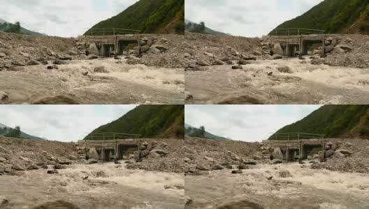 山河泛滥着废弃破旧的古桥高清在线视频素材下载