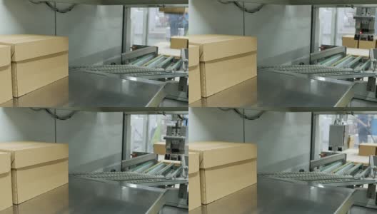 纸板箱由传送带上的机器人收集和运输高清在线视频素材下载