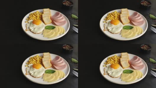 早餐煎蛋，芝士，香肠和玉米炒蛋的部分在桌子上提供健康餐零食配料俯视图拷贝空间文字食物背景乡村高清在线视频素材下载