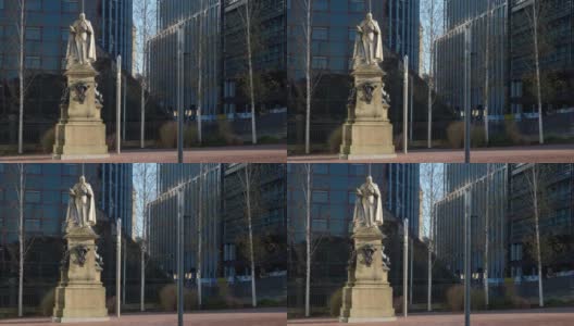 伯明翰百年广场上爱德华七世的雕像。高清在线视频素材下载