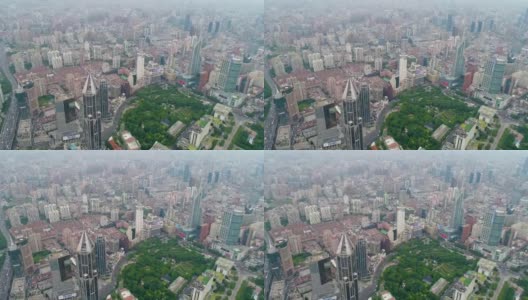 Drone shot: 4K Aerial view of Shanghai skyline in fog.高清在线视频素材下载