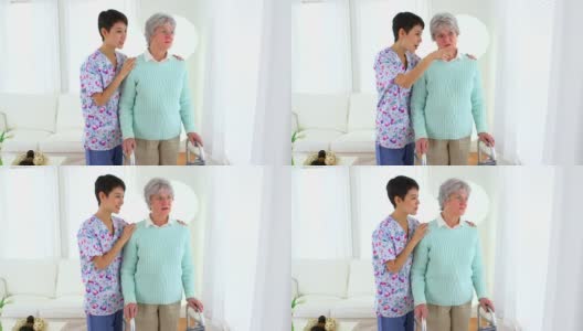中国护士和老年病人望着窗外高清在线视频素材下载