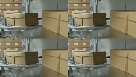 纸板箱由传送带上的机器人收集和运输高清在线视频素材下载