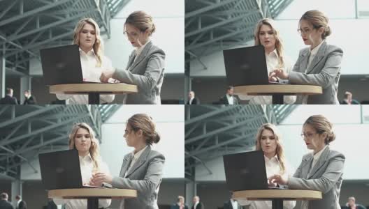 商务会议上的白人女性。穿着职业装用笔记本电脑工作的女孩高清在线视频素材下载
