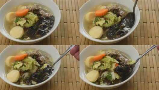 水煮蛋豆腐与碎猪肉和卷心菜浇头紫菜汤用勺子舀高清在线视频素材下载