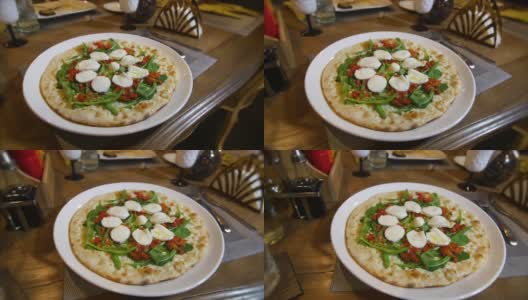 新鲜的马苏里拉披萨放在餐桌上。高清在线视频素材下载