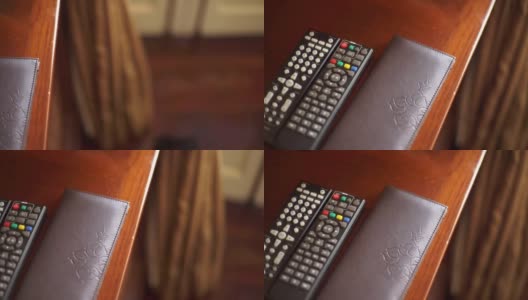 遥控器放在木桌上高清在线视频素材下载
