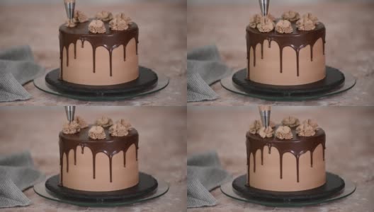女人们用糕点袋里的巧克力奶油装饰海绵蛋糕。高清在线视频素材下载