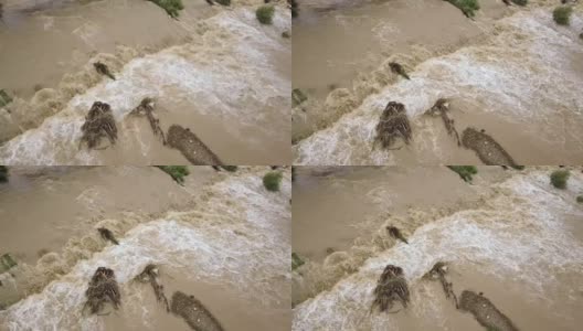 鸟瞰图宽阔的肮脏的河流与泥泞的水在洪水期间在暴雨的春天。高清在线视频素材下载