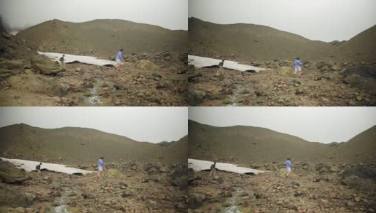 徒步旅行者穿越崎岖的地形高清在线视频素材下载