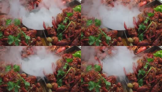 大锅蒸麻辣红螯虾。中国菜高清在线视频素材下载