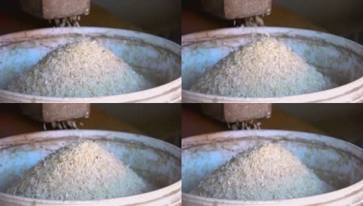 米厂生产大米。近距离射杀。缓慢的运动。高清在线视频素材下载